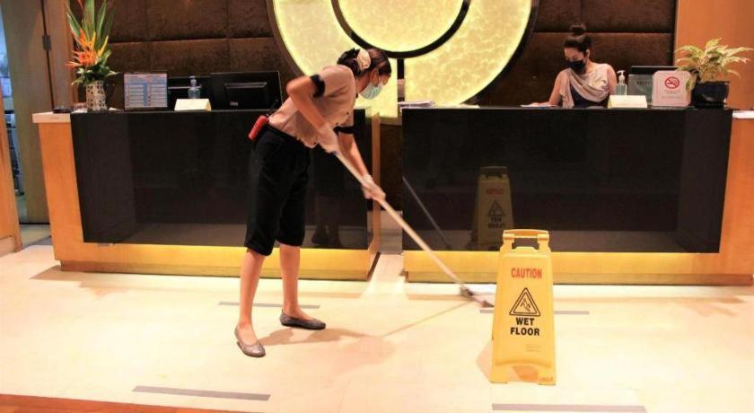 בנגקוק The Duchess Hotel מראה חיצוני תמונה A hotel employee mopping the floor