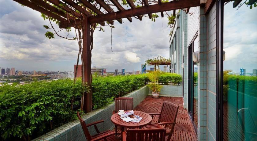 בנגקוק The Duchess Hotel מראה חיצוני תמונה A balcony